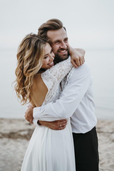 bride-groom-having-beach-wedding