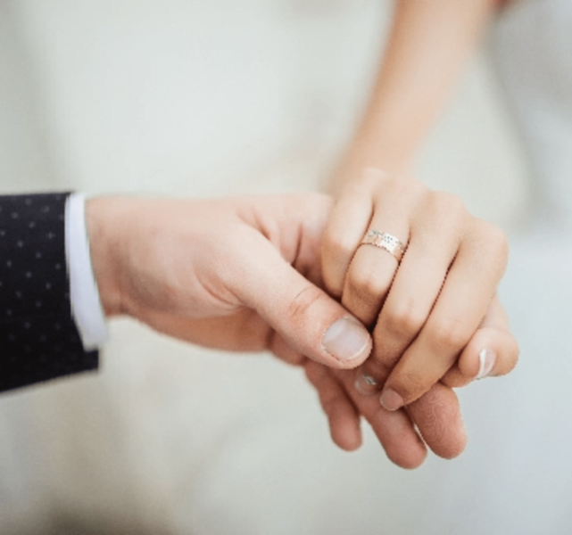 wedding-moments-newly-wed-couple-s-hands-with-wedding-rings@2x (1)